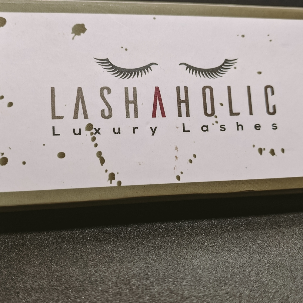 Lashaholic Lashes (Instaglam)